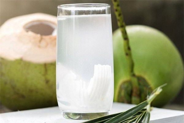 Nước dừa uống mùa hè rất mát, nhưng vì sao không nên lạm dụng